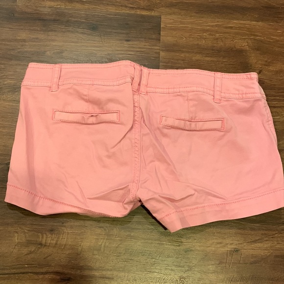 Woman’s low rise short shorts - Picture 3 of 3